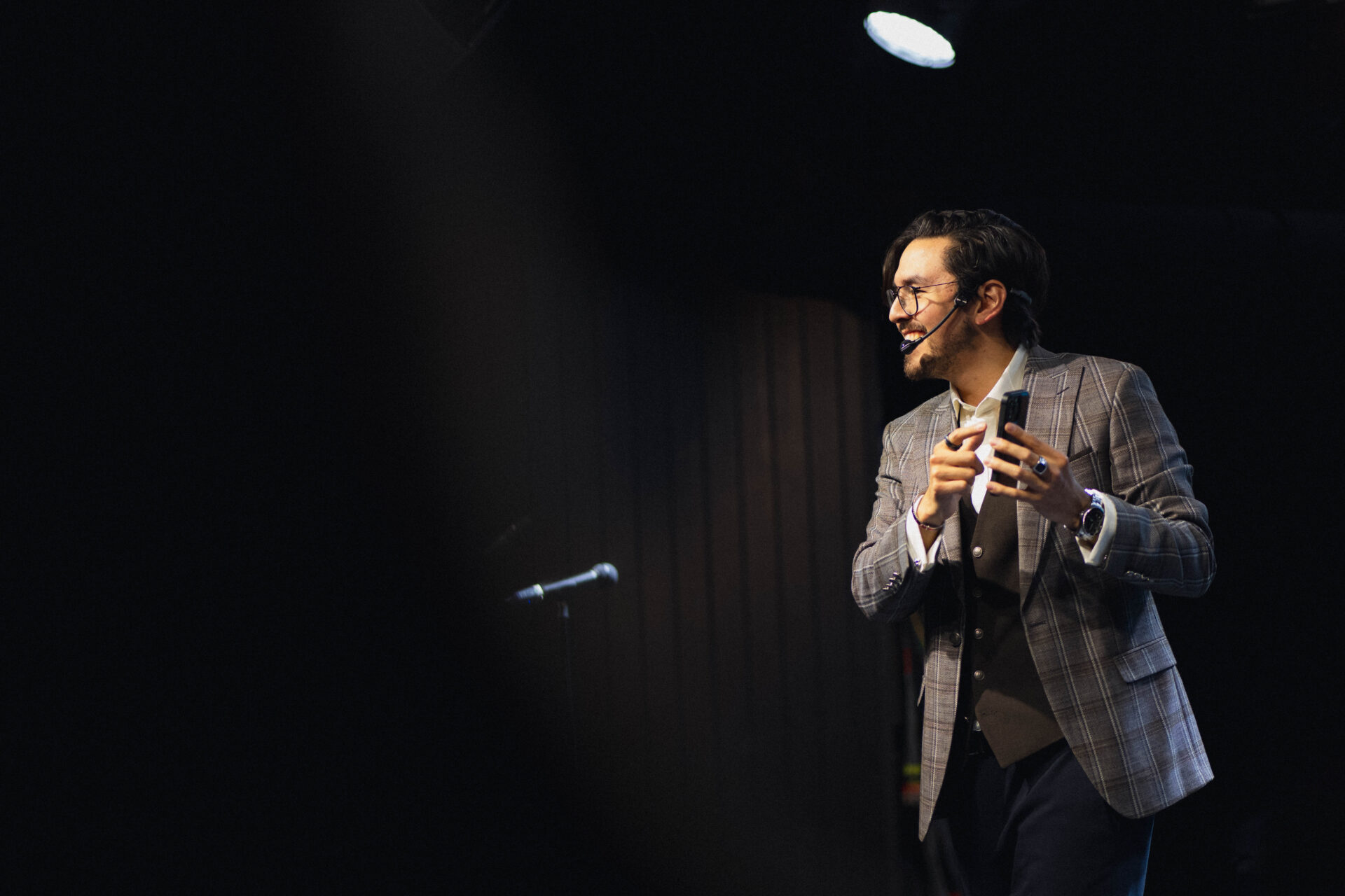 Magician Manual Lurate performing to a crowd