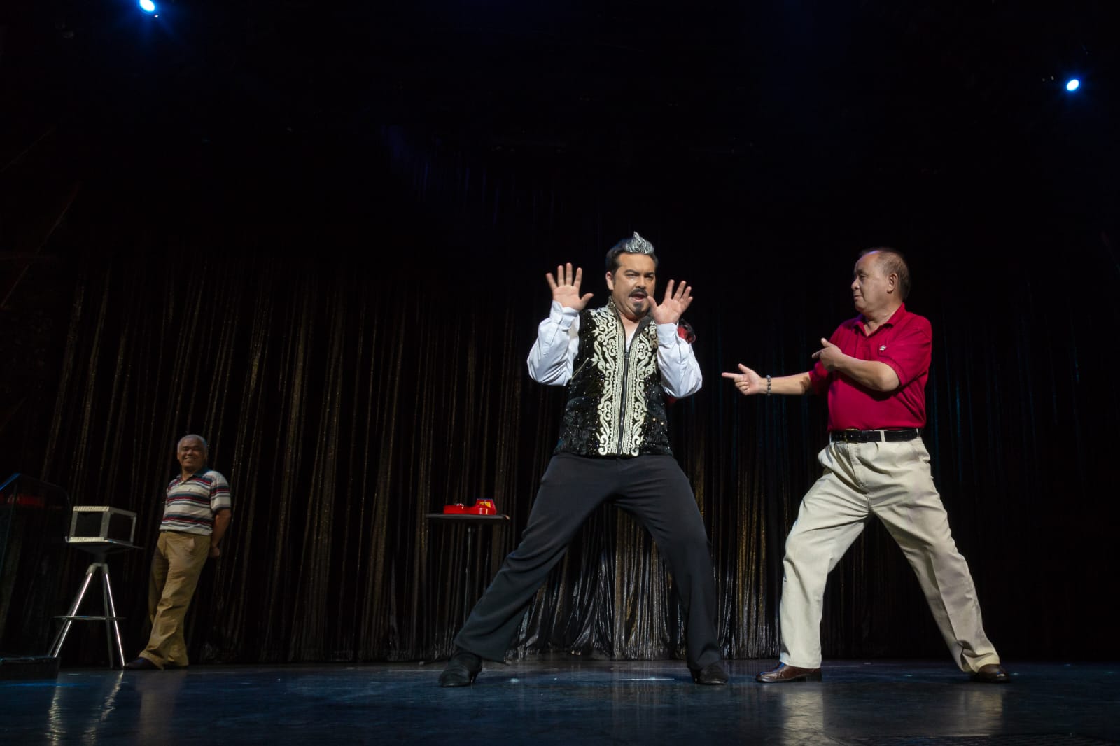 Magician, Angelo Exxentrick performing a trick infront of an audience